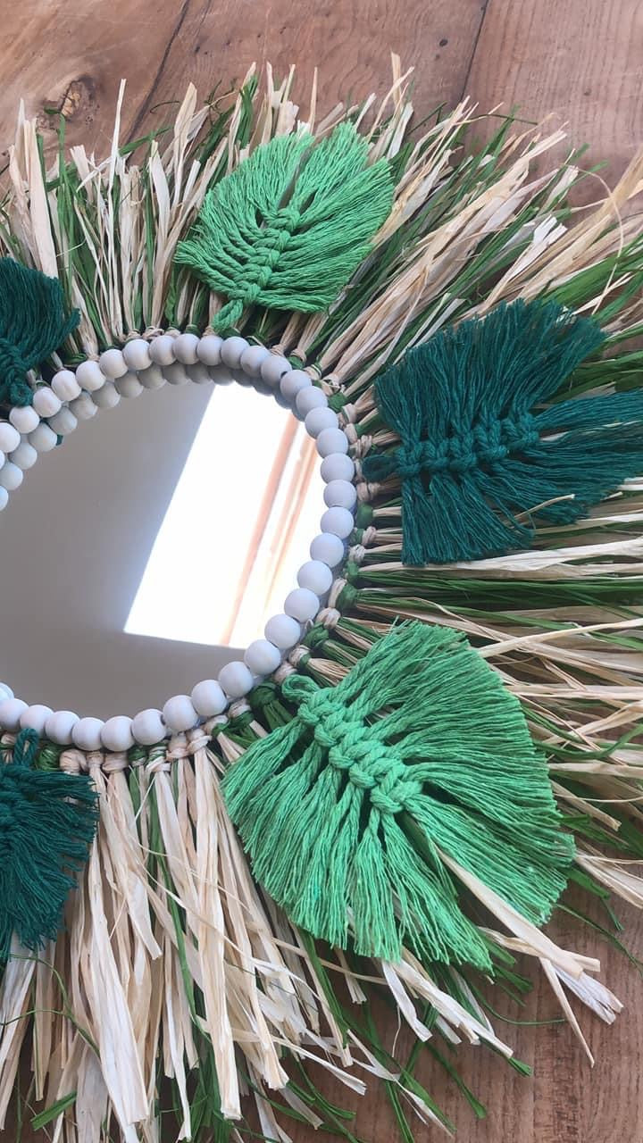 Miroir en raphia naturel et feuilles en coton macramé (différents coloris au choix)