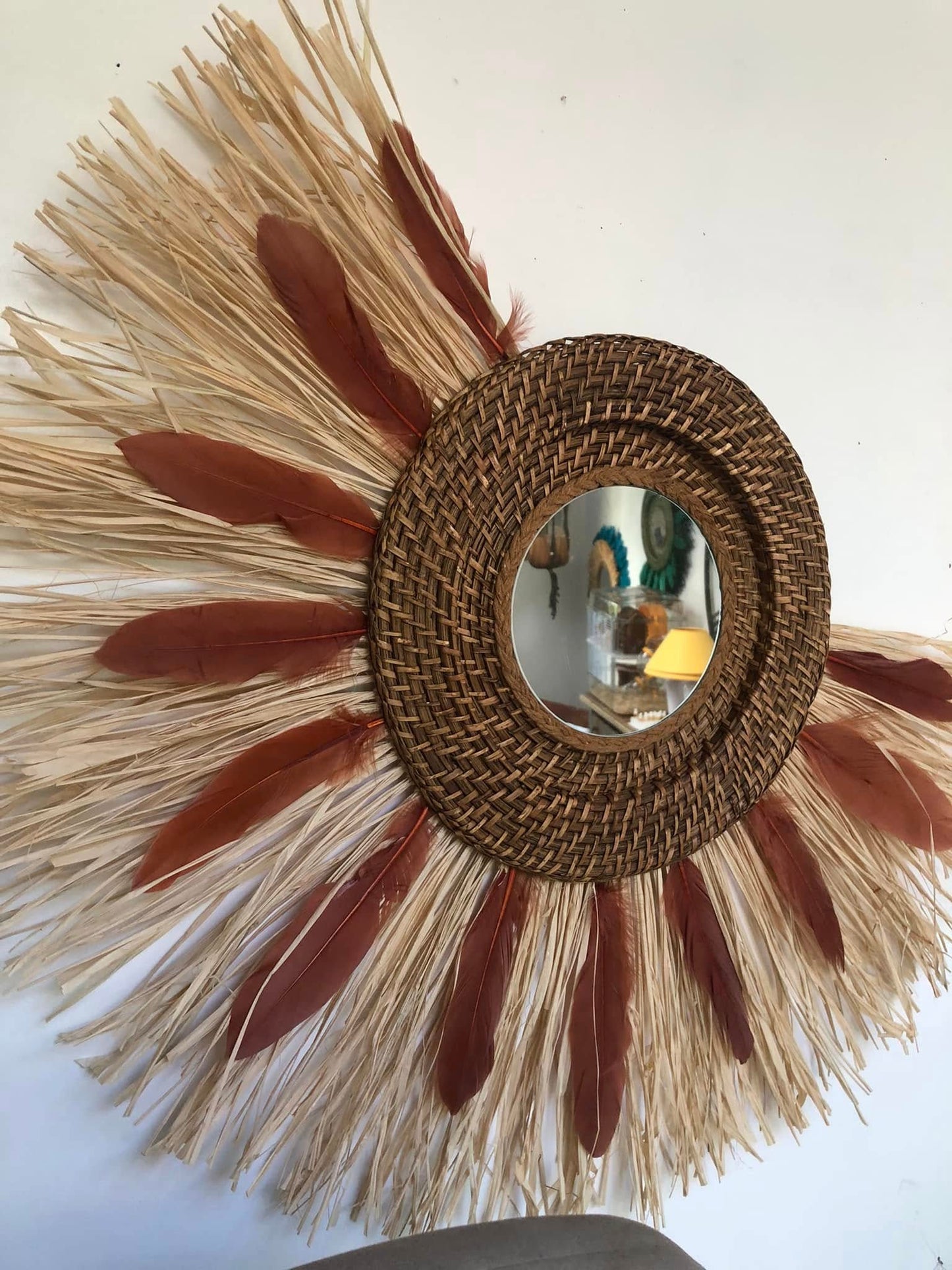 Miroir demi lune en rotin, raphia et plumes (coloris au choix)