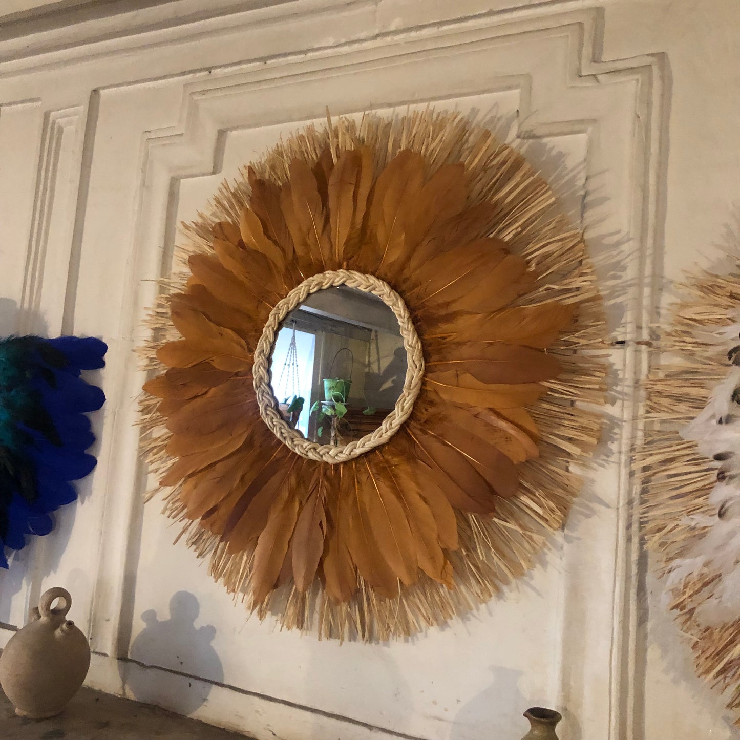 Miroir décoratif mural en raphia et plumes "marguerite"