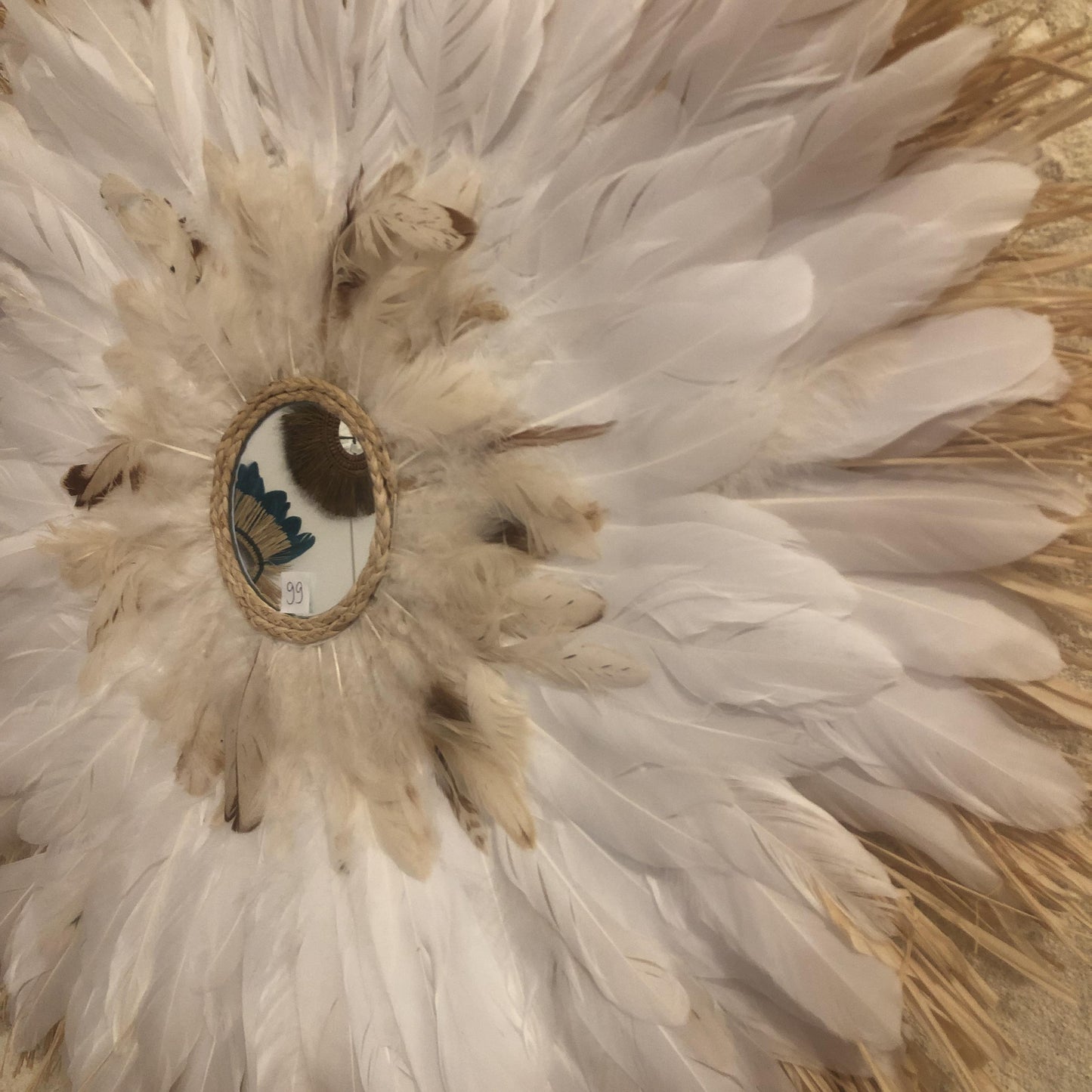 Trés grand juju hat en raphia naturel et plumes blanches et écrues 80 cm