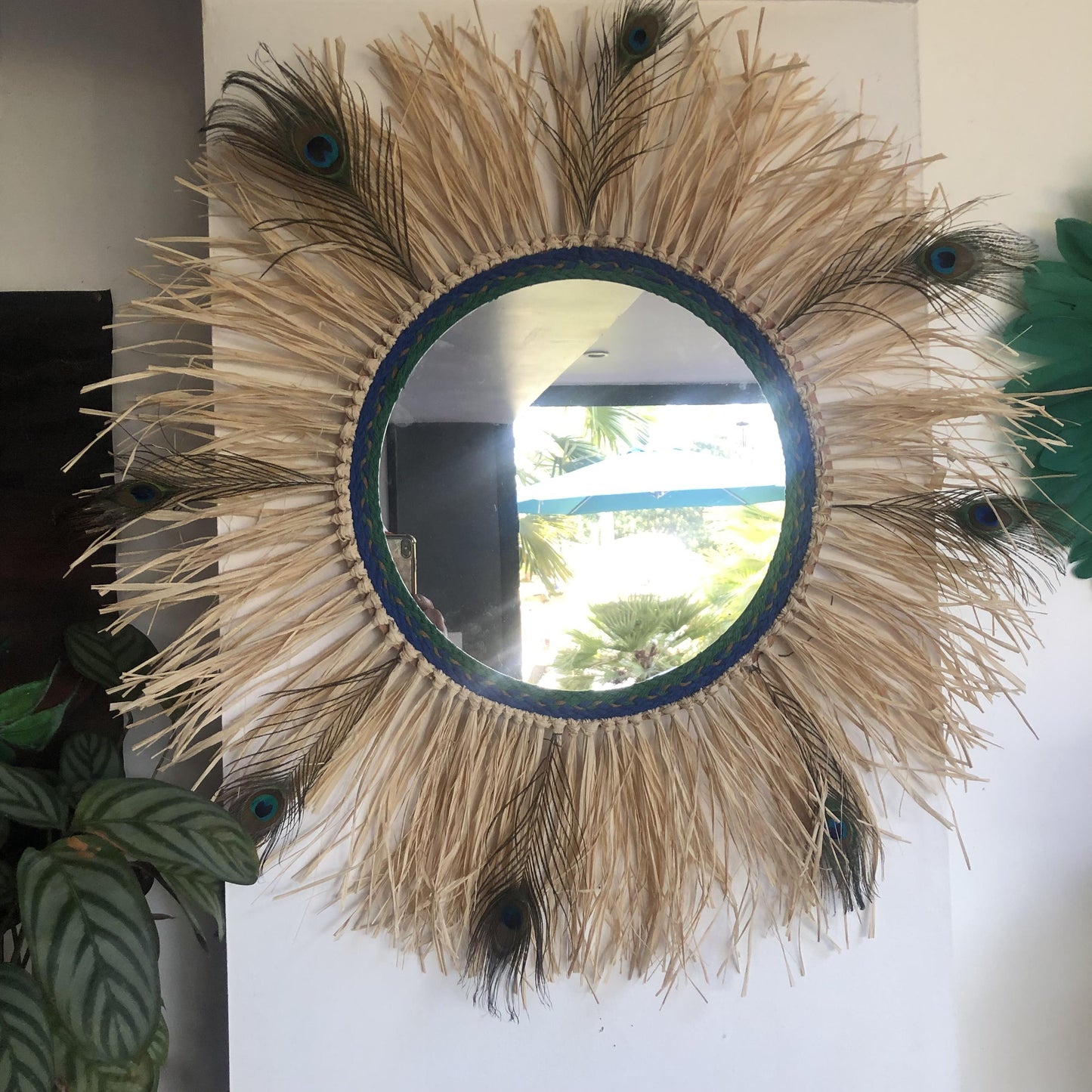 Grand Miroir décoratif raphia et plumes de Paon 65cm