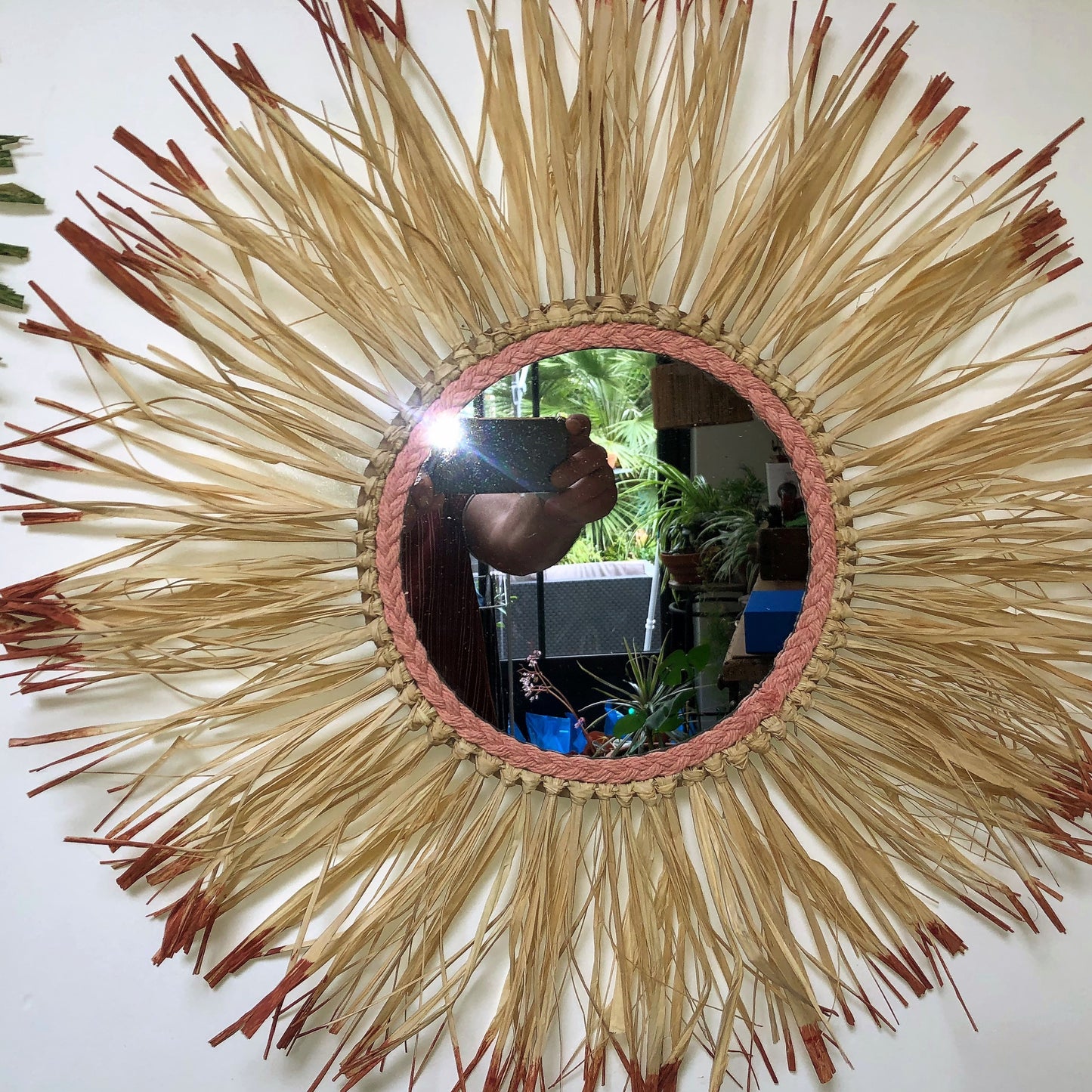 Miroir en raphia couleur brique vintage