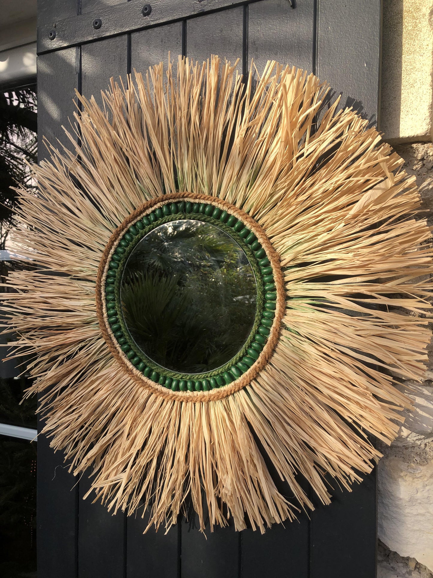 Grand miroir en raphia naturel brun et écru avec perles végétales 50cm