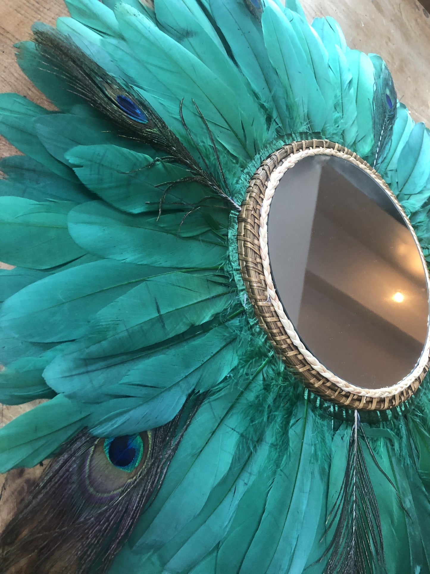 Miroir en rotin et grandes plumes vertes et plumes de paon 60 CM
