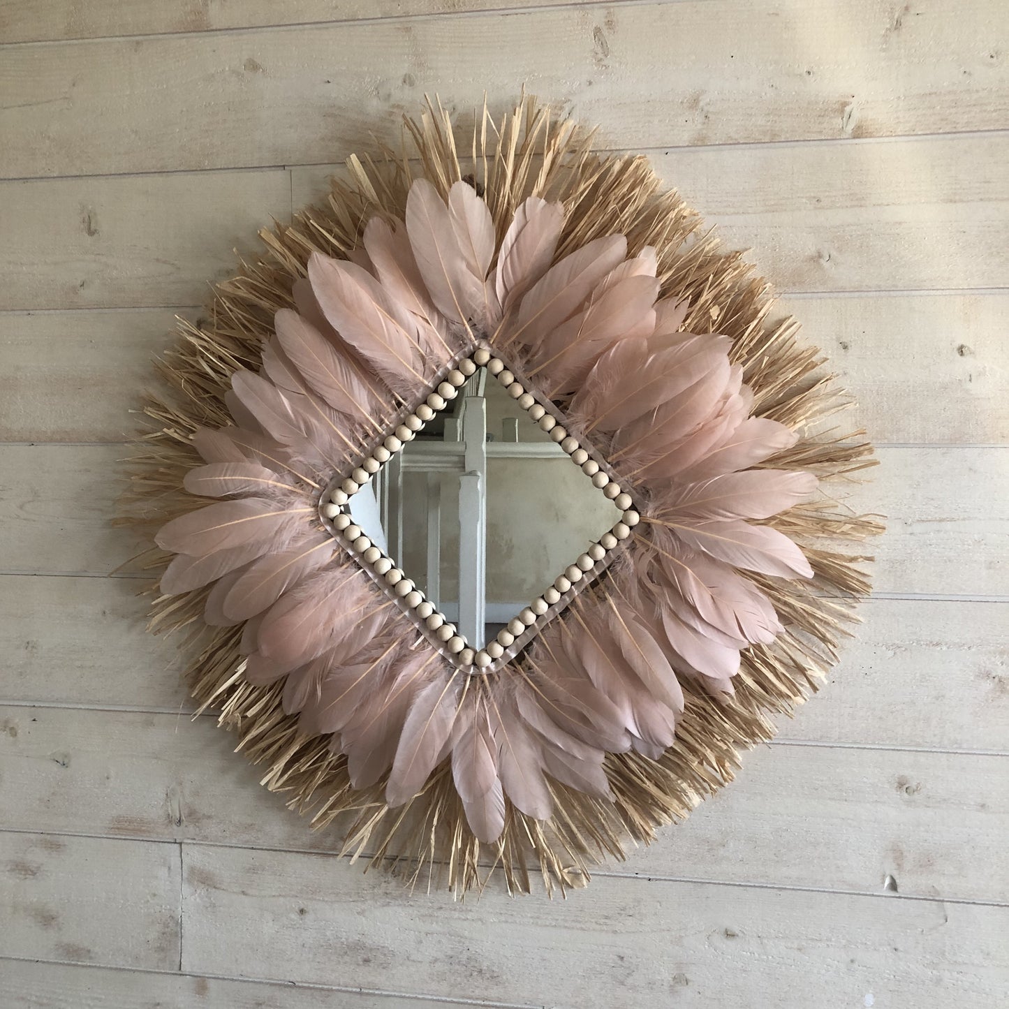 Grand miroir forme losange raphia et plumes au choix