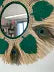 Miroir en raphia, feuilles en coton vert et plumes de paon