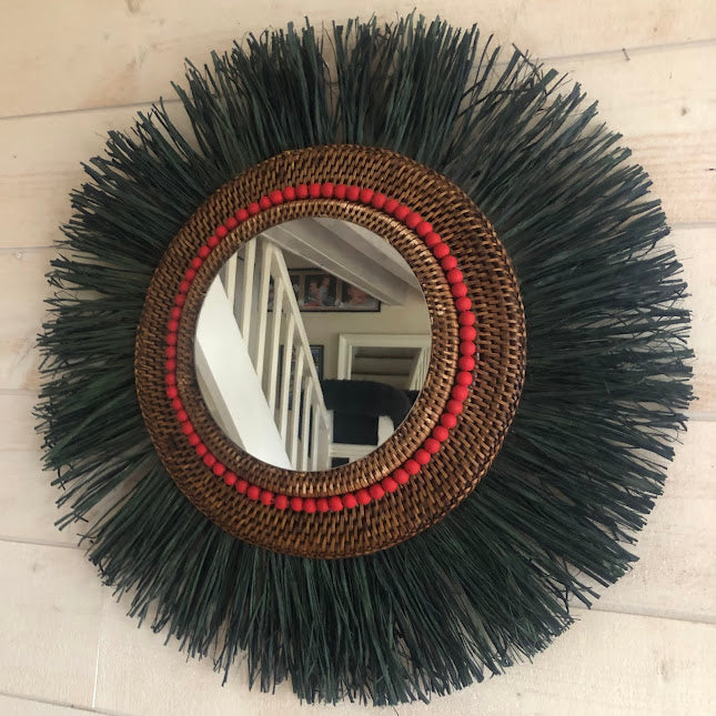 Miroir en rotin, raphia vert et perles rouges 50cm