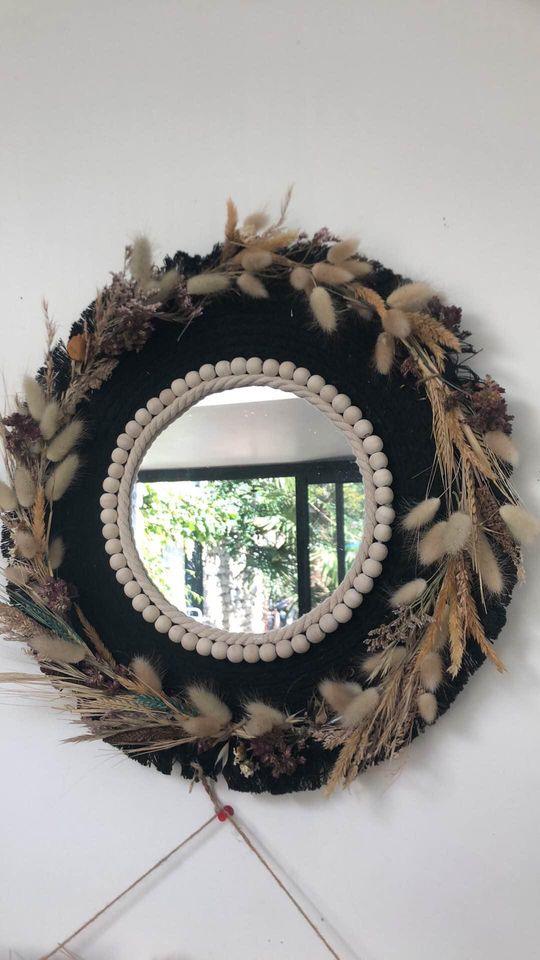 Miroir en macramé noir et fleurs séchées