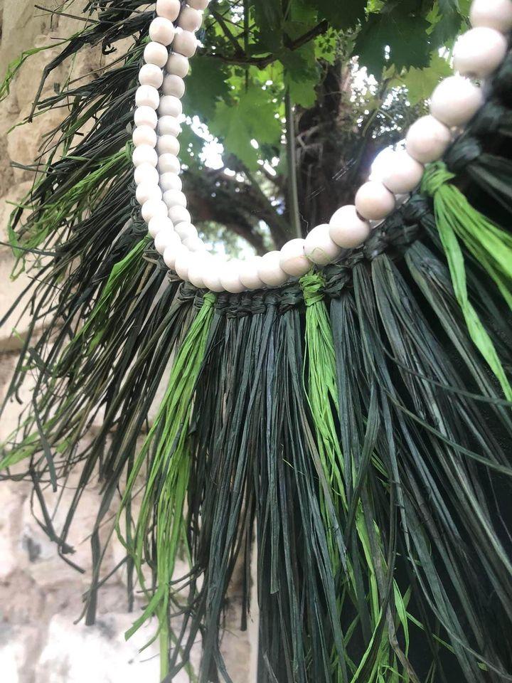 Miroir en raphia naturel deux tons de vert avec perles bois écrues 50cm