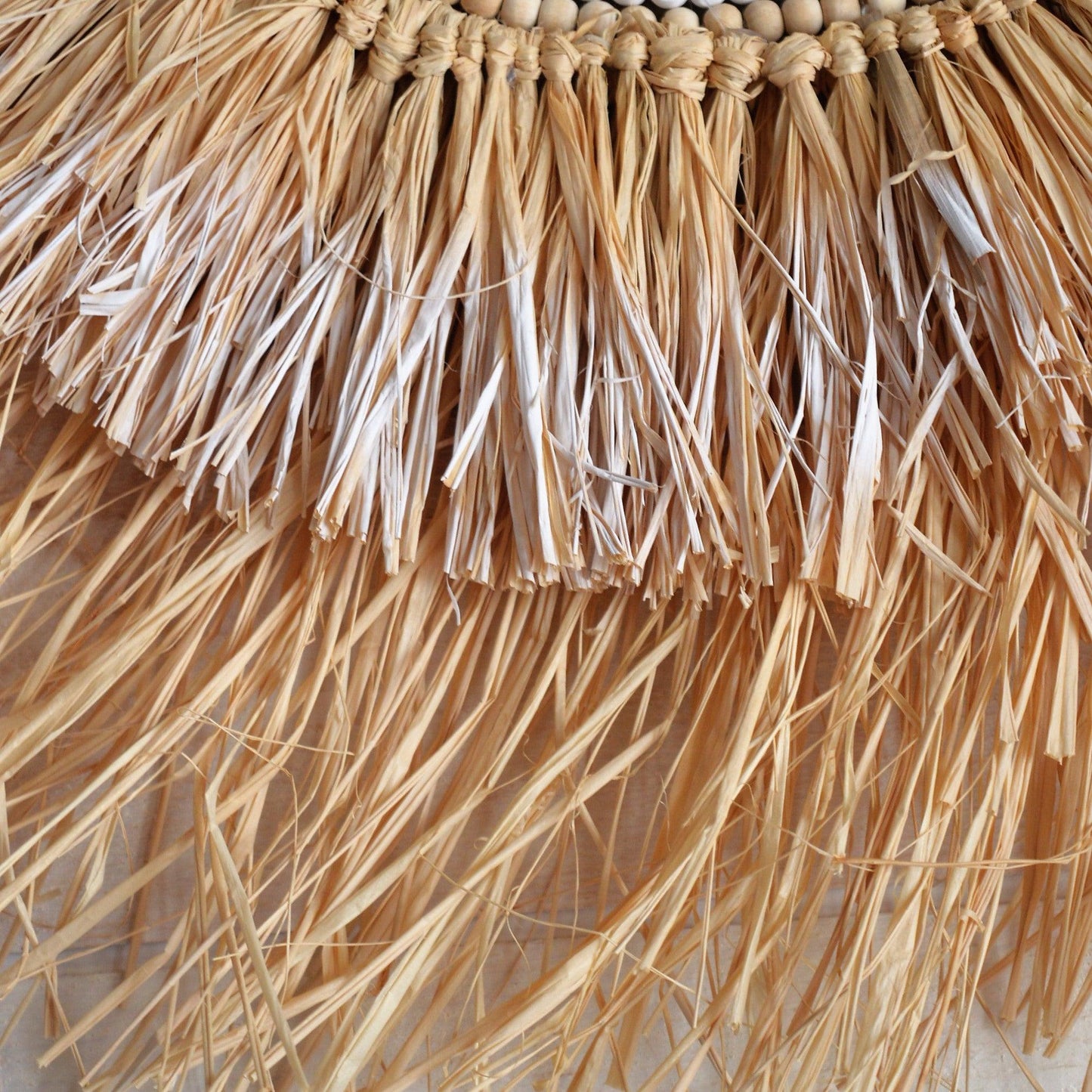 Miroir tout raphia écru et blanc avec perles bois écrues