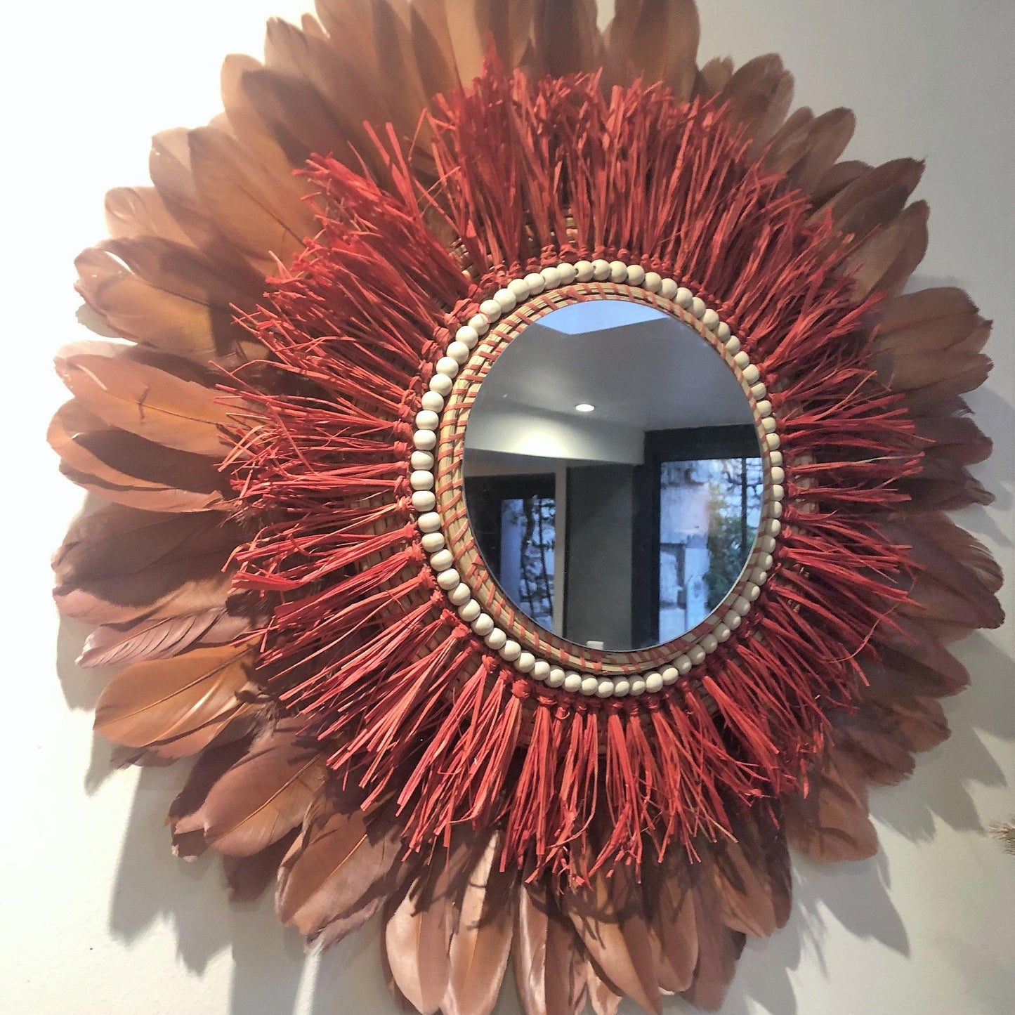 Miroirs en raphia ROUGE et plumes tout coloris