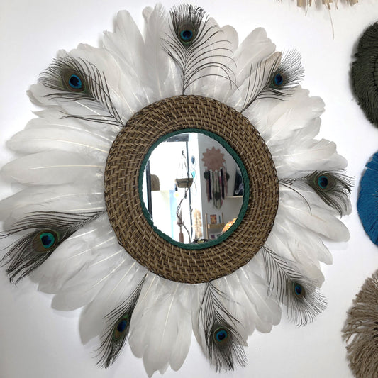 Miroir mural blanc en rotin et plumes de Paon