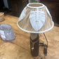 Lampe sur pied marron avec feuilles en macramé écrues