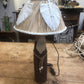 Lampe sur pied marron avec feuilles en macramé écrues