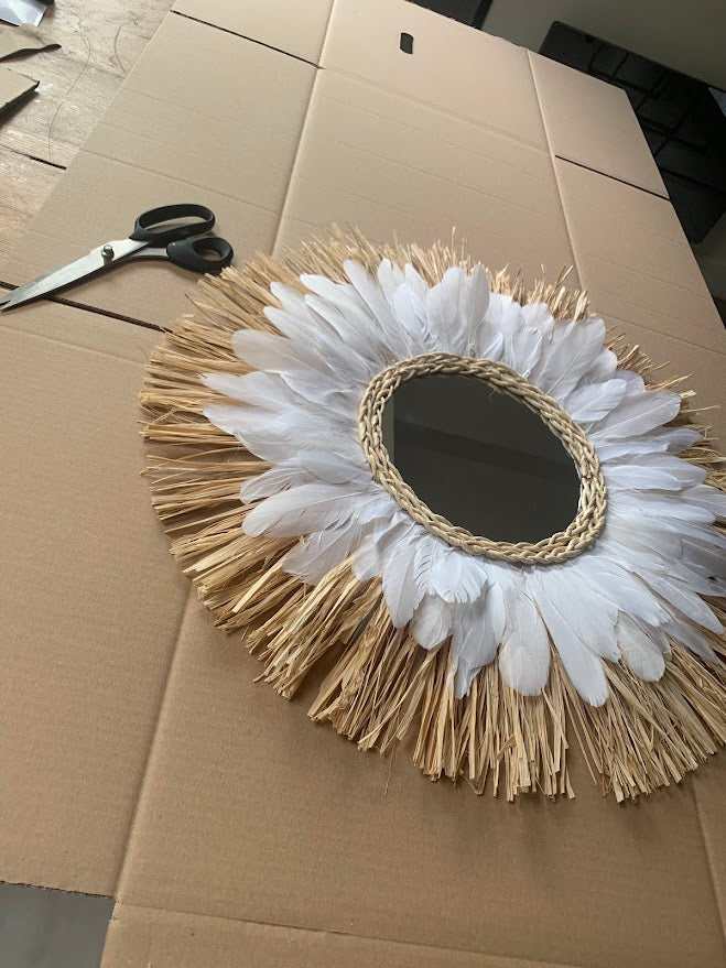 Decorative wall mirror in raffia and "daisy" feathers