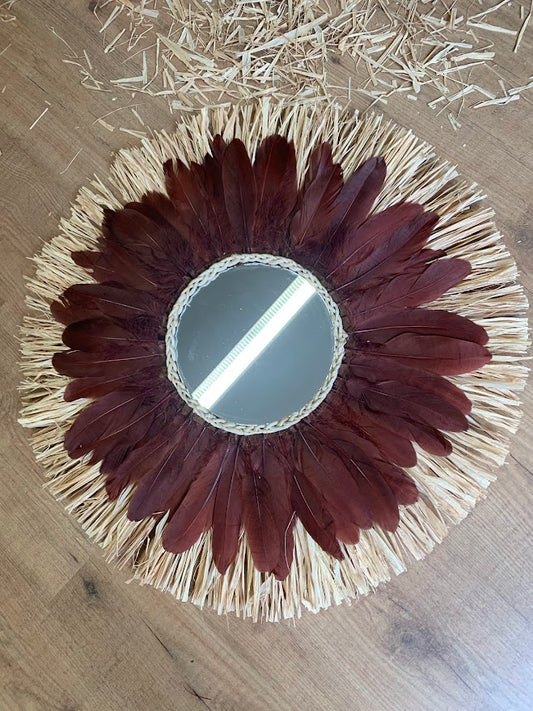 Decorative wall mirror in raffia and "daisy" feathers