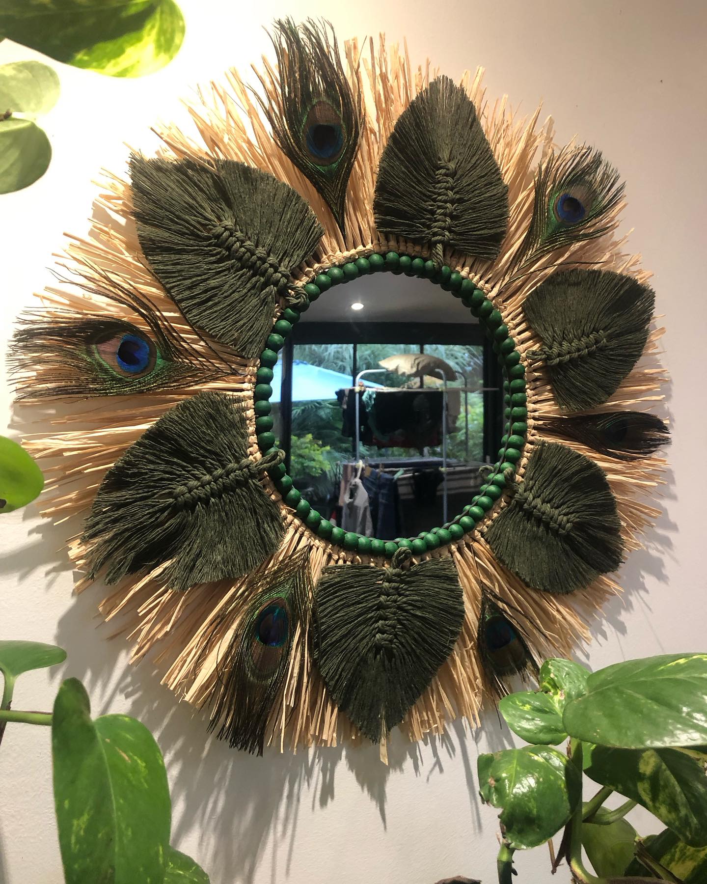 miroir en raphia, coton macramé et plumes de paon 50 cm