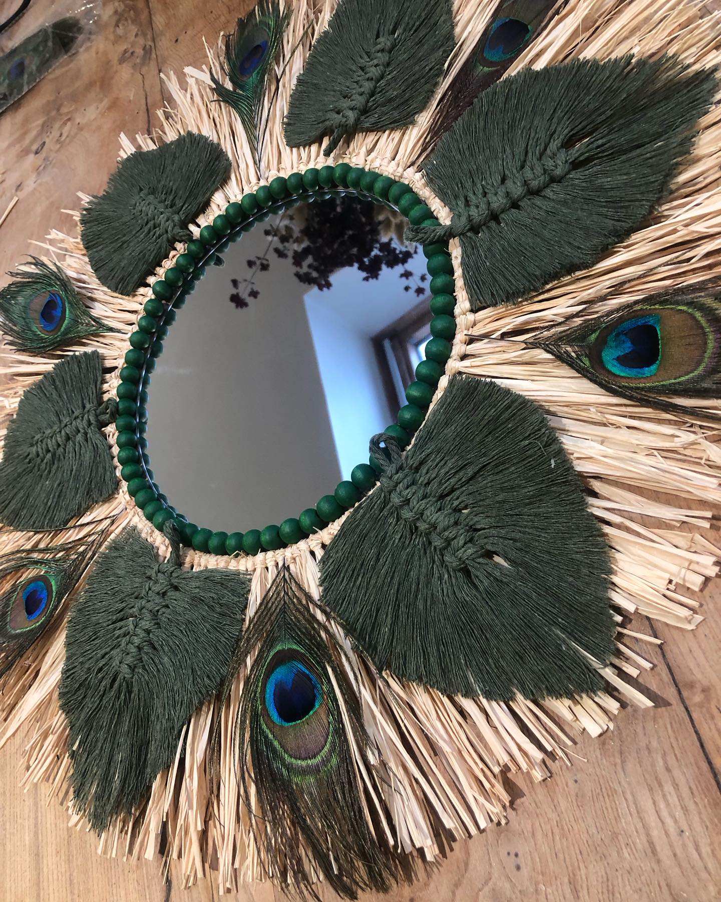 miroir en raphia, coton macramé et plumes de paon 50 cm