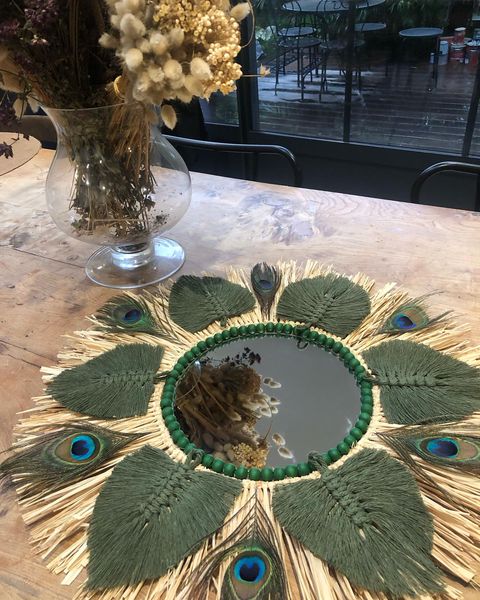 miroir en raphia, coton macramé et plumes de paon 50 cm