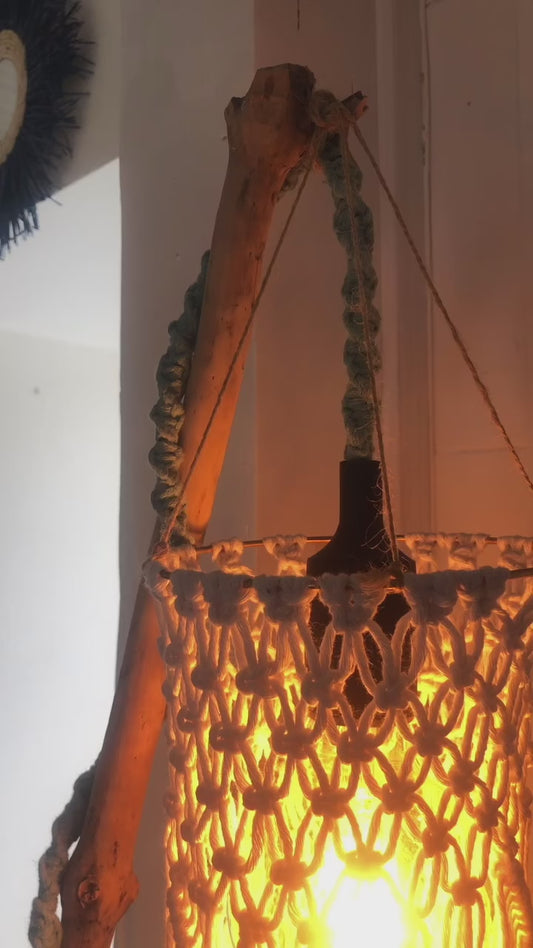 Lampe en bois flotté et coton Macramé blanc