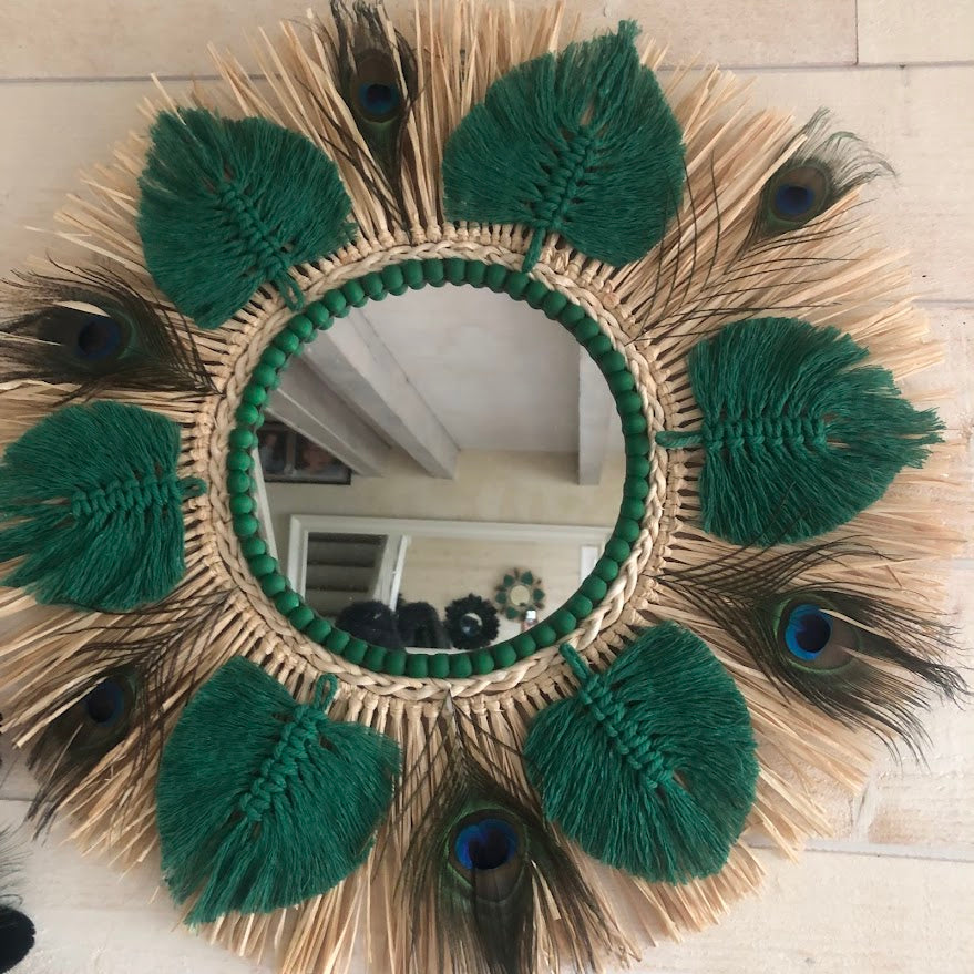 Miroir en raphia, feuilles en coton vert et plumes de paon