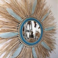 Miroir en raphia naturel avec plumes et perles turquoises