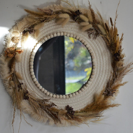 Miroir champêtre en macramé blanc et fleurs sechées.