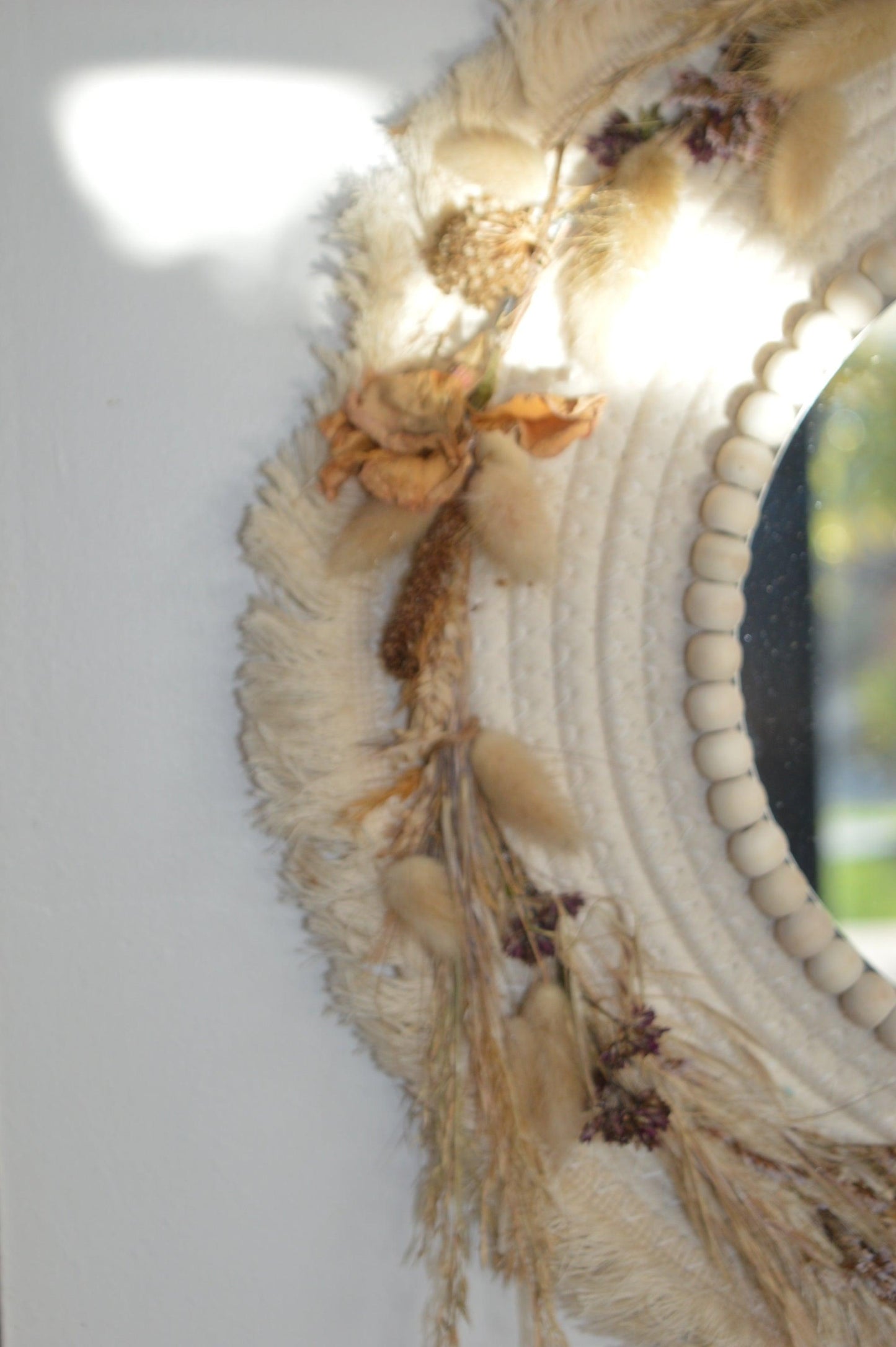 Country mirror in white macrame and dried flowers.