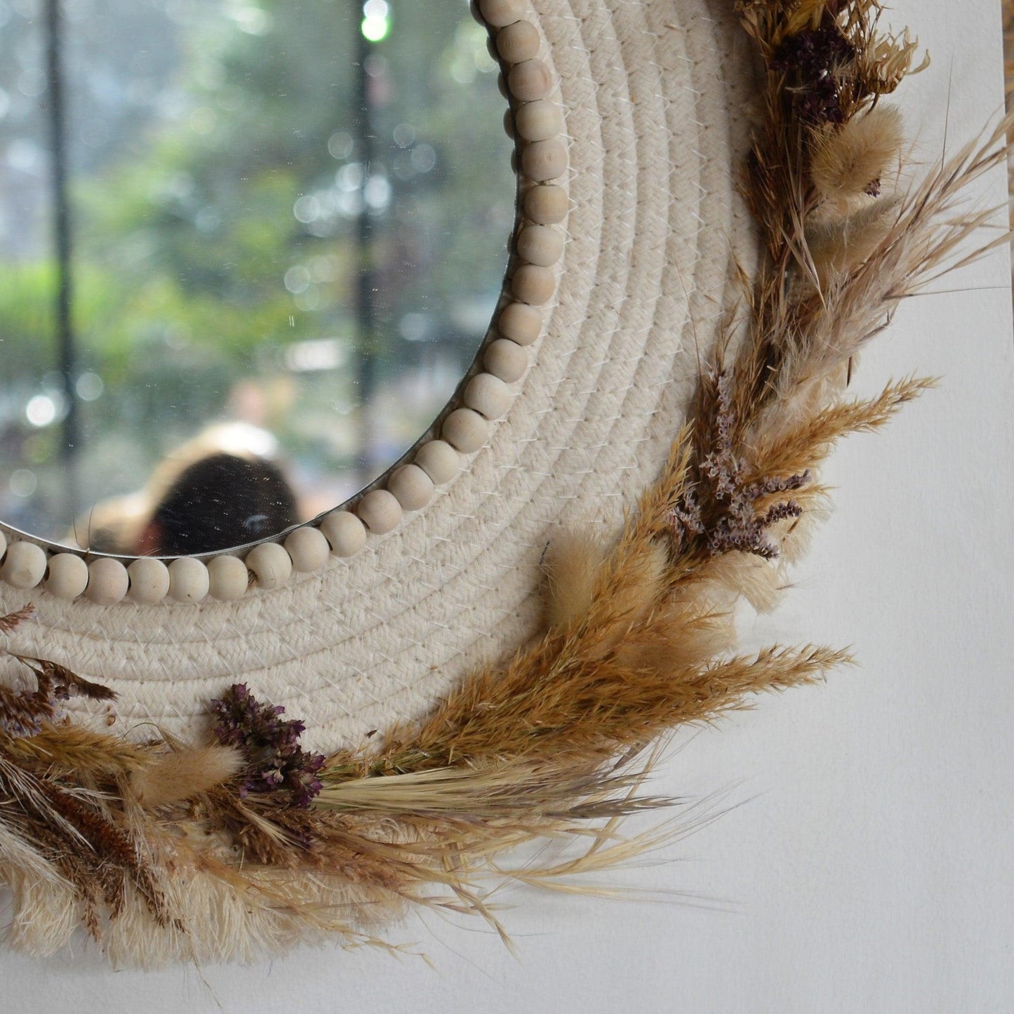 Country mirror in white macrame and dried flowers.