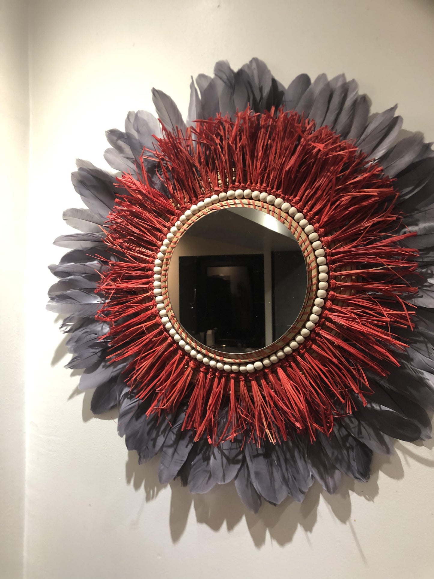 miroir plume gris raphia rouge swanell