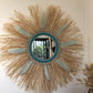 Miroir en raphia naturel avec plumes et perles turquoises