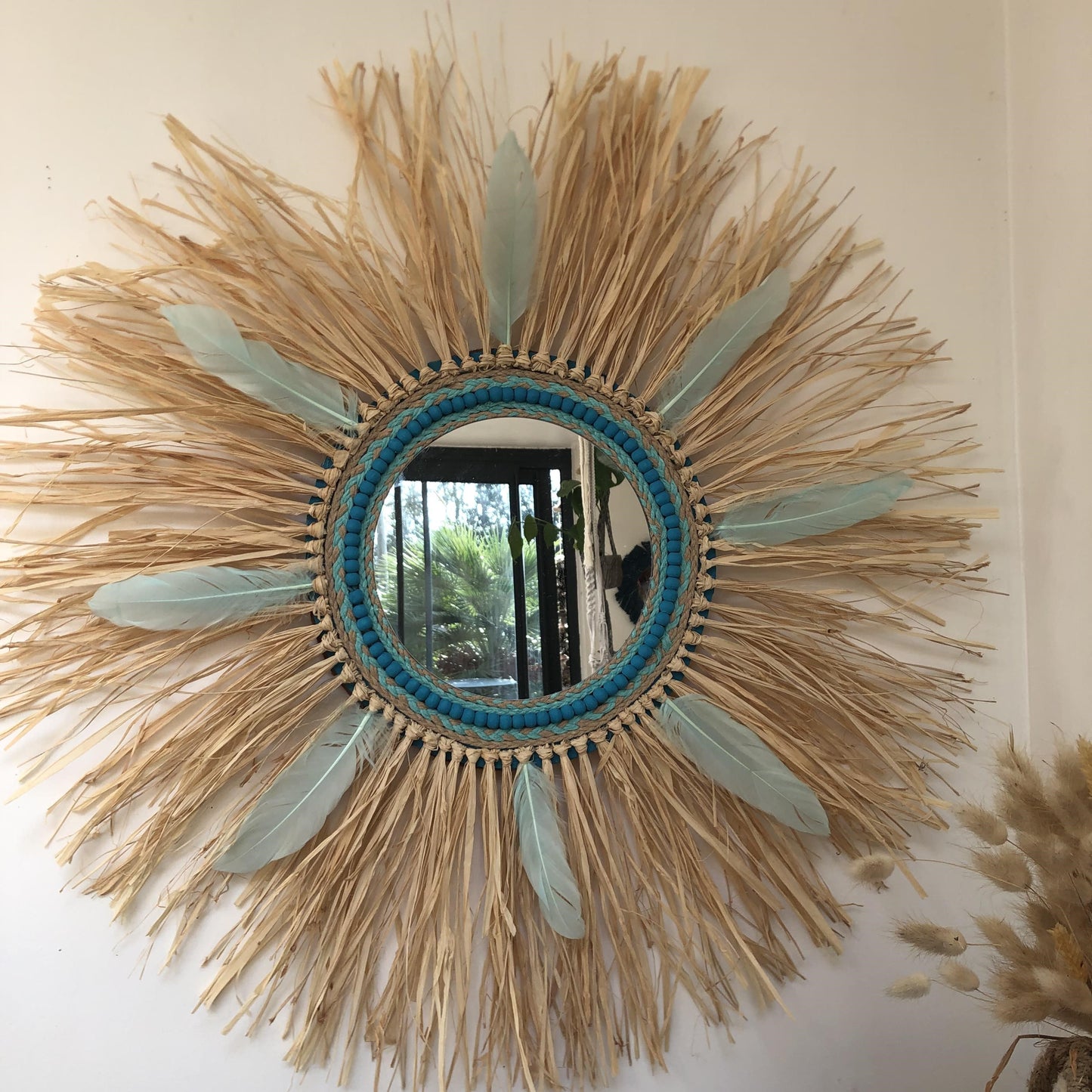 Miroir en raphia naturel avec plumes et perles turquoises