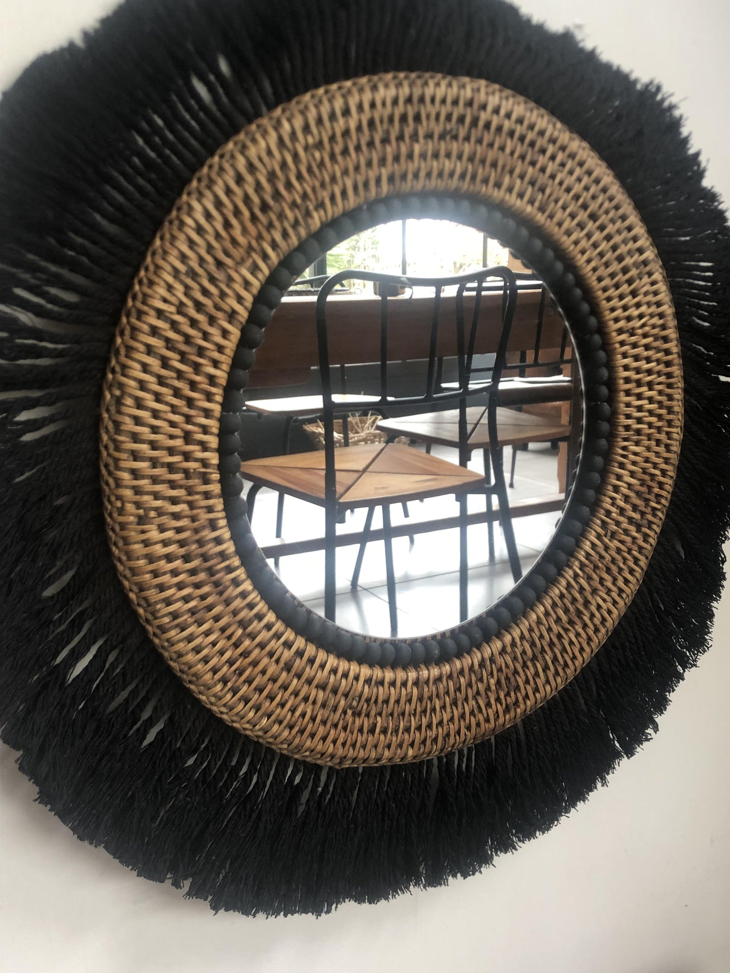 Miroir en rotin, coton macramé peigné et perles bois peintes à la main