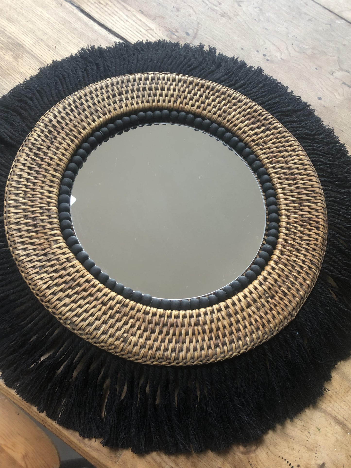 Miroir en rotin, coton macramé peigné et perles bois peintes à la main