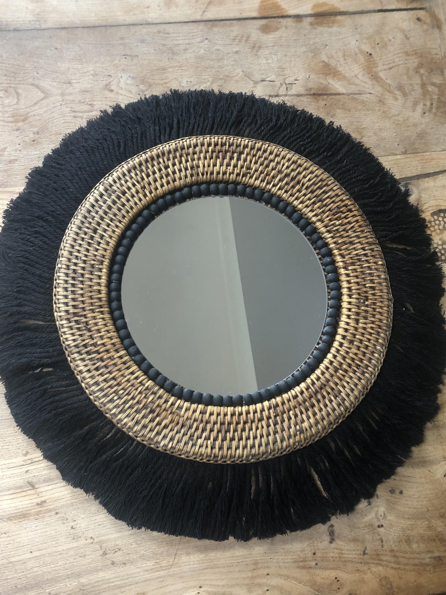 Miroir en rotin, coton macramé peigné et perles bois peintes à la main