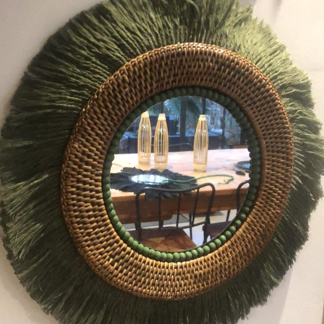 Miroir en rotin, coton macramé peigné et perles bois peintes à la main